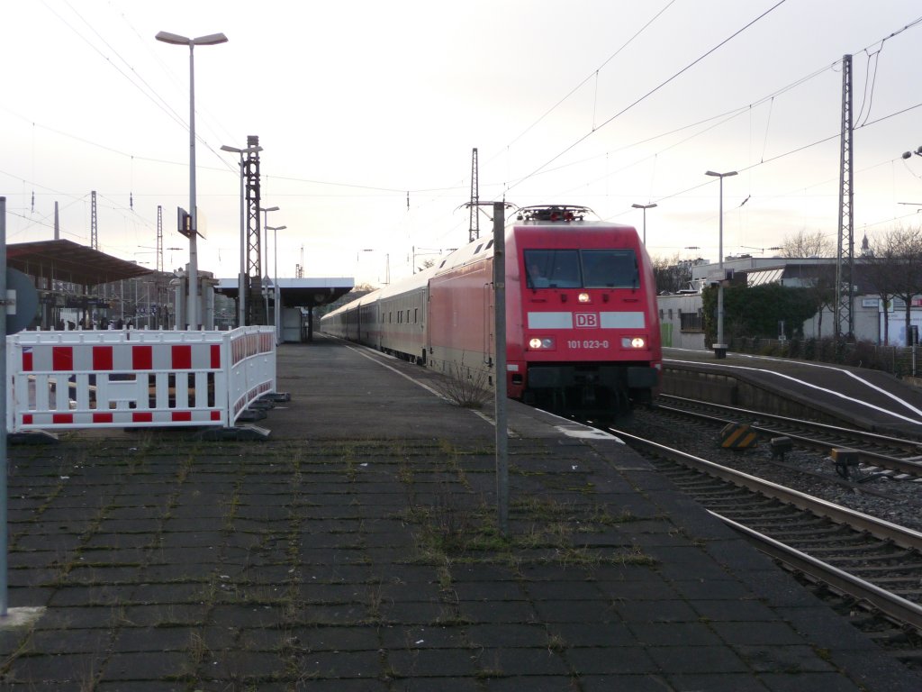 101 023 mit einem Intercity und leichtem  Poller-Schaden  in Wuppertal-Oberbarmen. 24.02.2010