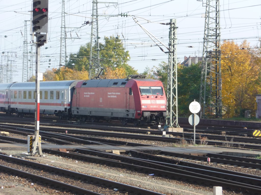 101 051 stellt den IC 2066 nach Karlsruhe bereit. Nrnberg Hauptbahnhof, 29.10.2011.