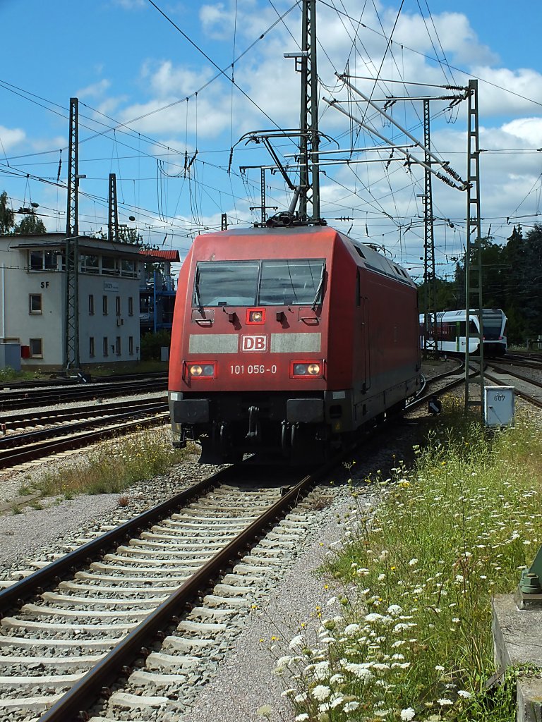 101 056 setzt sich an den soeben aus Richtung Zrich eingefahrenen Intercity, um diesen weiter nach Stuttgart zu befrdern.
