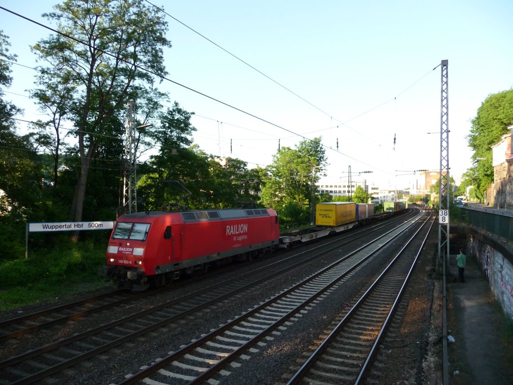 145 022 durchfhrt mit einem Gterzug den Wuppertaler Stadtteil Unterbarmen.