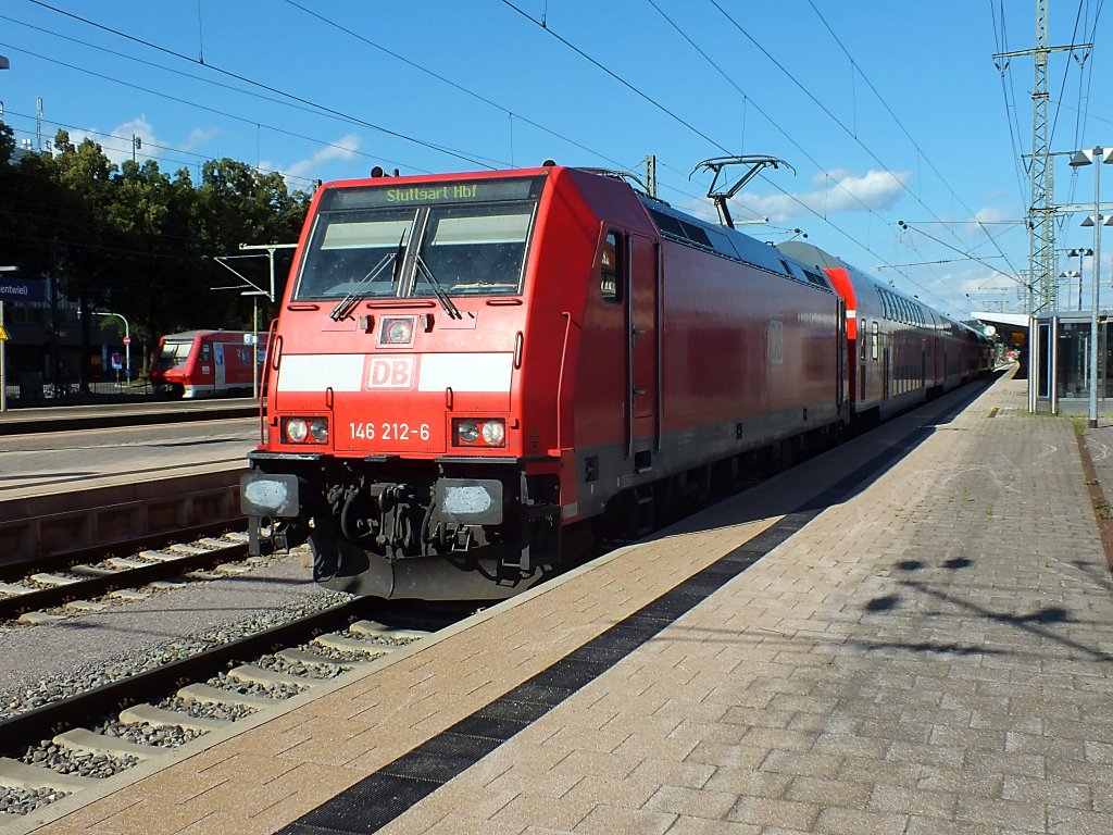 146 212 verlsst am 31.7.13 mit einem RE nach Stuttgart den Bahnhof von Singen.