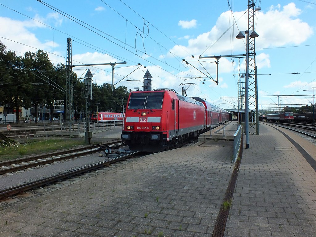 146 212 verlsst mit einem RE nach Stuttgart den Bahnhof Singen. Im Gegensatz zu den Schwarzwaldbahn-IREs Karlsruhe-Kreuzlingen enden die von der Gubahn kommenden REs in Singen.