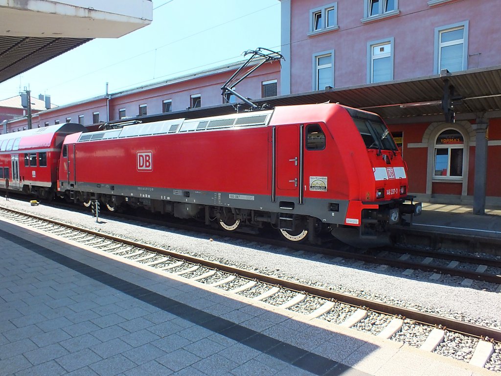 146 237 steht mit einem IRE nach Karlsruhe in Singen.