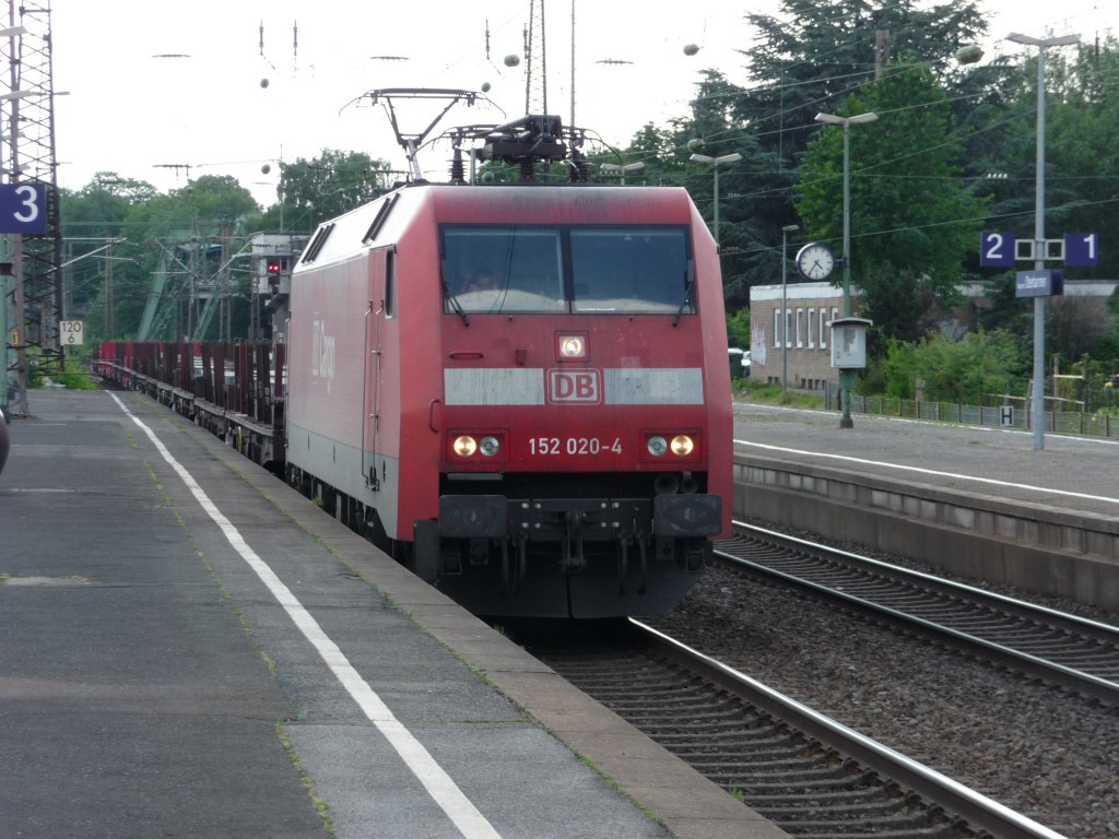 152 020 durchfhrt am 30.06.2010 den Bahnhof Wuppertal-Oberbarmen.
