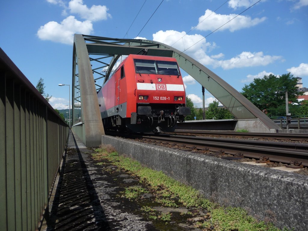 152 026 zeigt sich am 06.08.2010 an der Wiedbrcke in Neuwied mit einem Gterzug.