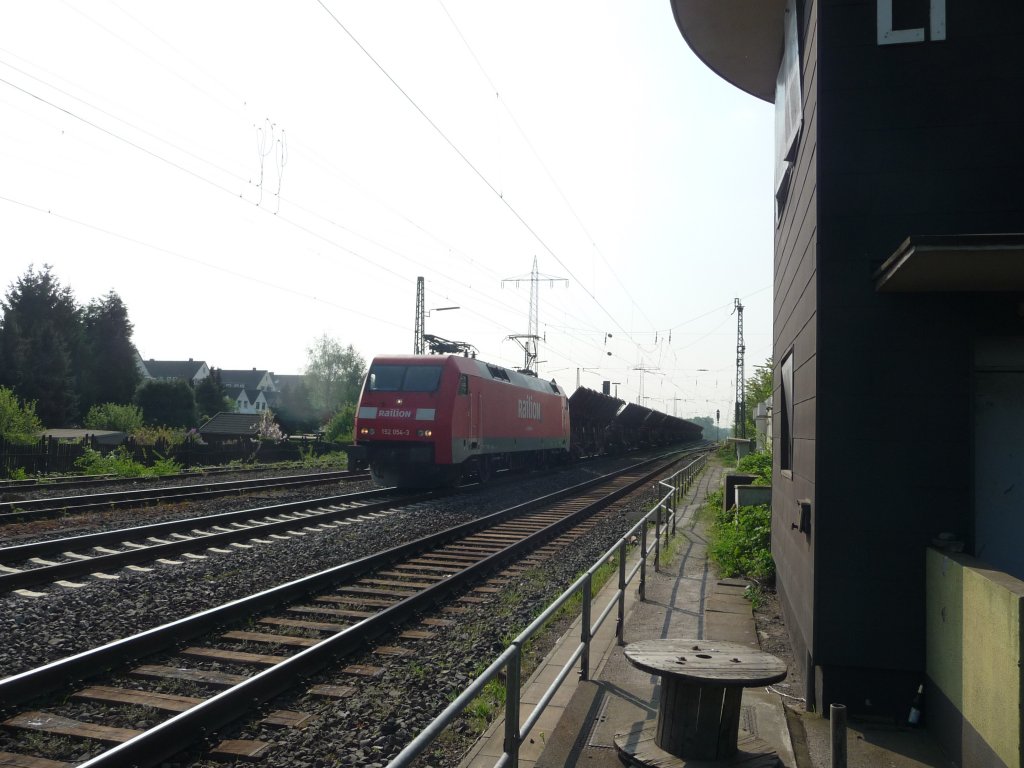 152 054 durchfhrt den Bahnhof Ratingen-Lintorf. 21.04.2011