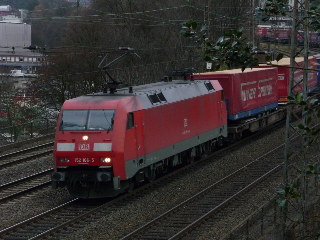 152 166 berquert am 21.11.2009 den Sonnborner Viadukt in Wuppertal.