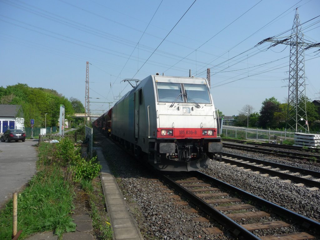 185 636 (91 80 6185 636-8 D-Rpool) von Railpool durchfhrt den Bahnhof Ratingen-Lintorf. 21.04.2011