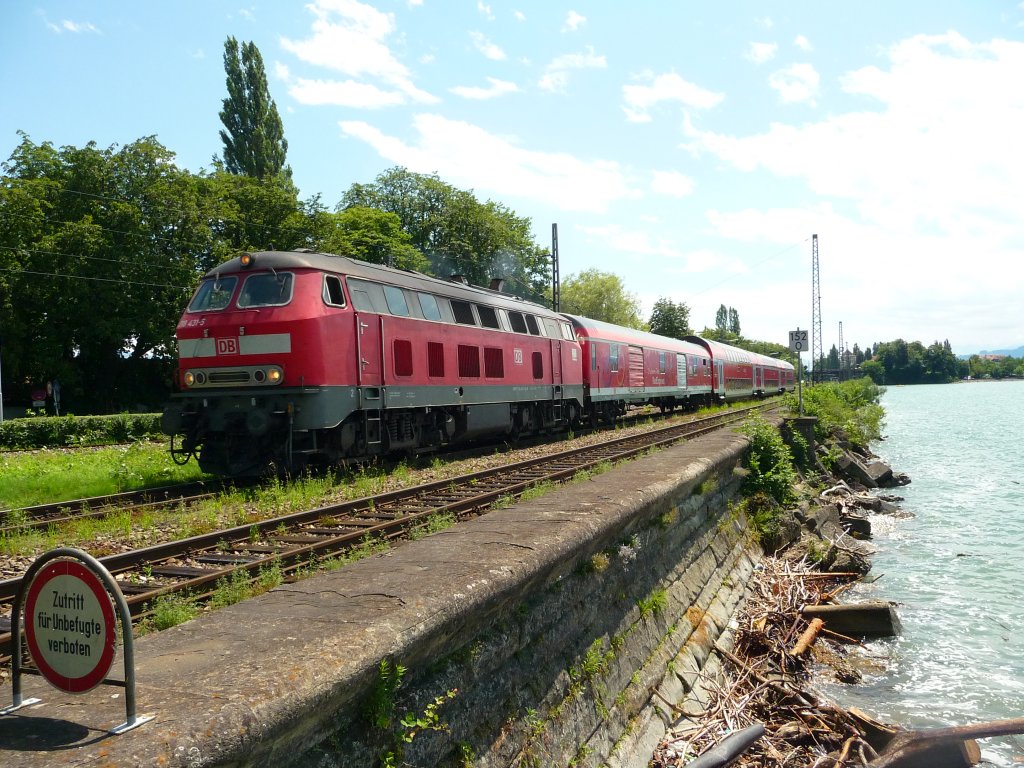 218 431 verlsst mit einem IRE nach Ulm den Bodenseedamm. Am 08.07.2012 ist in den Zug ein Fahrradtransportwagen eingereiht, wie es in der Bodensee- und Schwarzwaldregion an schnen Sommertagen hufig der Fall ist.