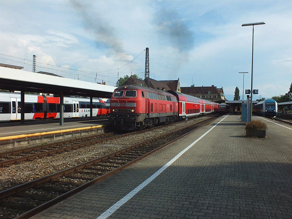 218 443 macht am 23.7.13 bei der Ausfahrt aus Lindau Hauptbahnhof reichlich Dampf. Der IRE ist unterwegs nach Stuttgart.