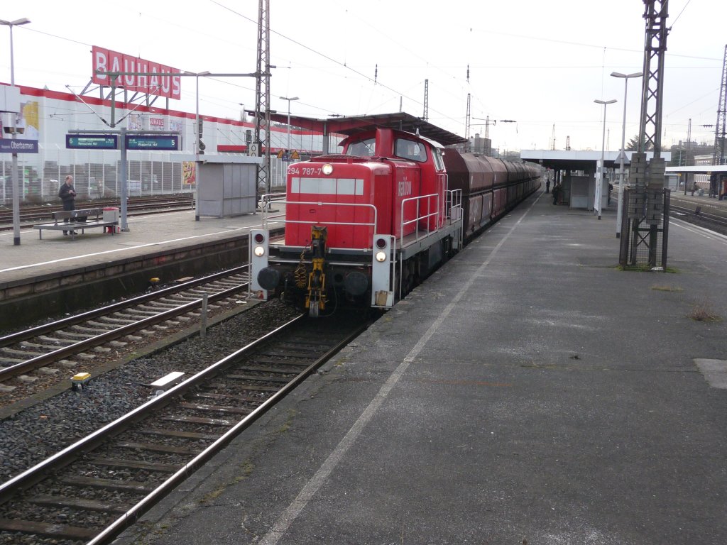 294 787 schleppt am 24.02.2010 einen Kohlezug durch Wuppertal-Oberbarmen.