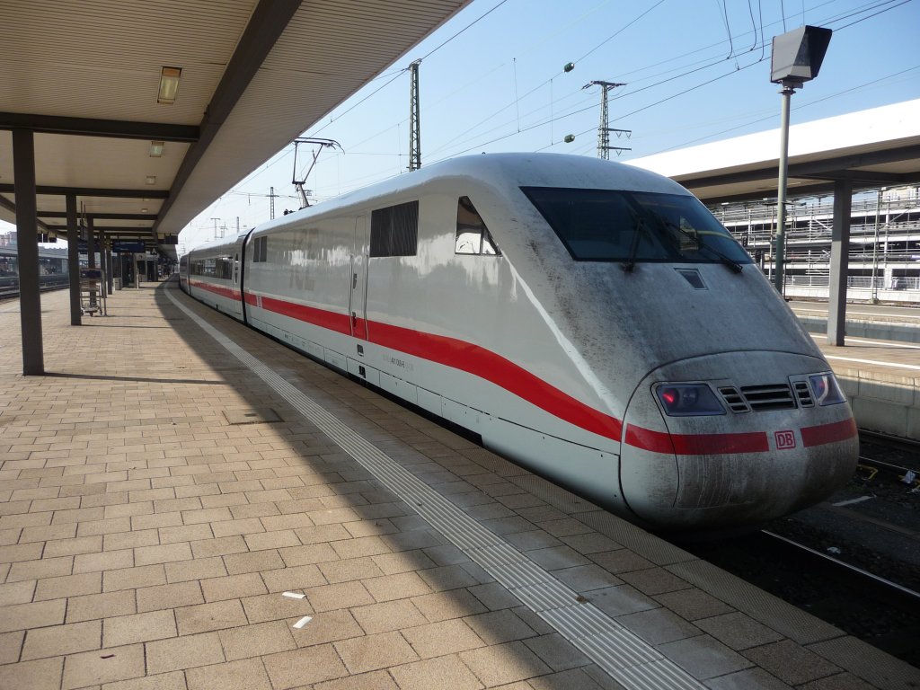 401 009 ist in Nrnberg Hauptbahnhof eingefahren und wartet im Schatten der Bahnsteigberdachung auf seine Weiterfahrt gen Norden. 29.10.2011