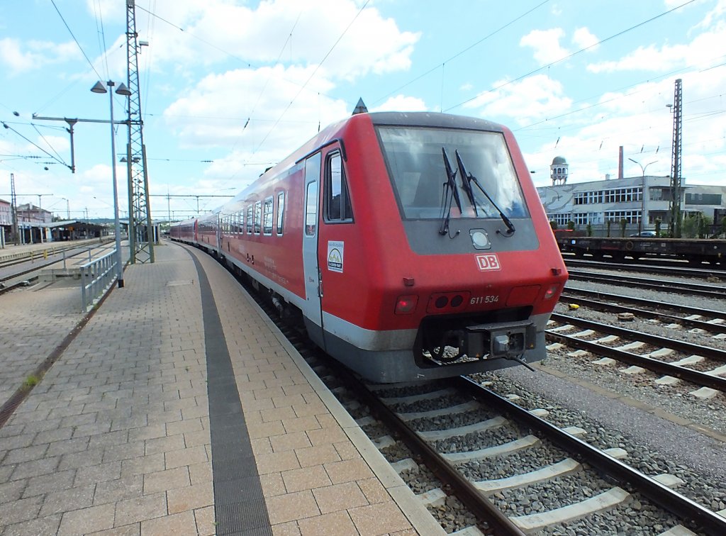 611 034 fhrt am 31.7.13 am Ende einer 611er-Doppeltraktion in den Bahnhof Singen ein. Ziel des Zuges ist Ulm Hauptbahnhof.