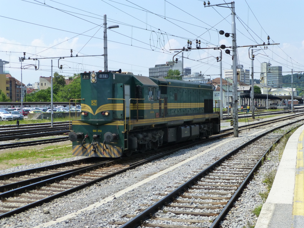 644-014 rangiert am 3.7.2013 in Ljubljana. Diese  Spanka  genannten Lokomotiven wurden in Spanien von Macosa gebaut und sind heute vor allem im Gterverkehr ttig.