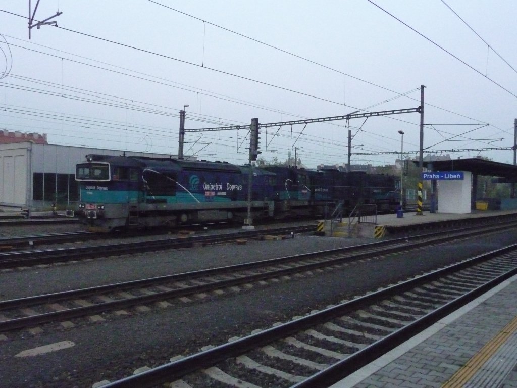 753 715 und zwei Hummeln von Unipetrol Doprava am 01.11.2011 in Praha-Liben.