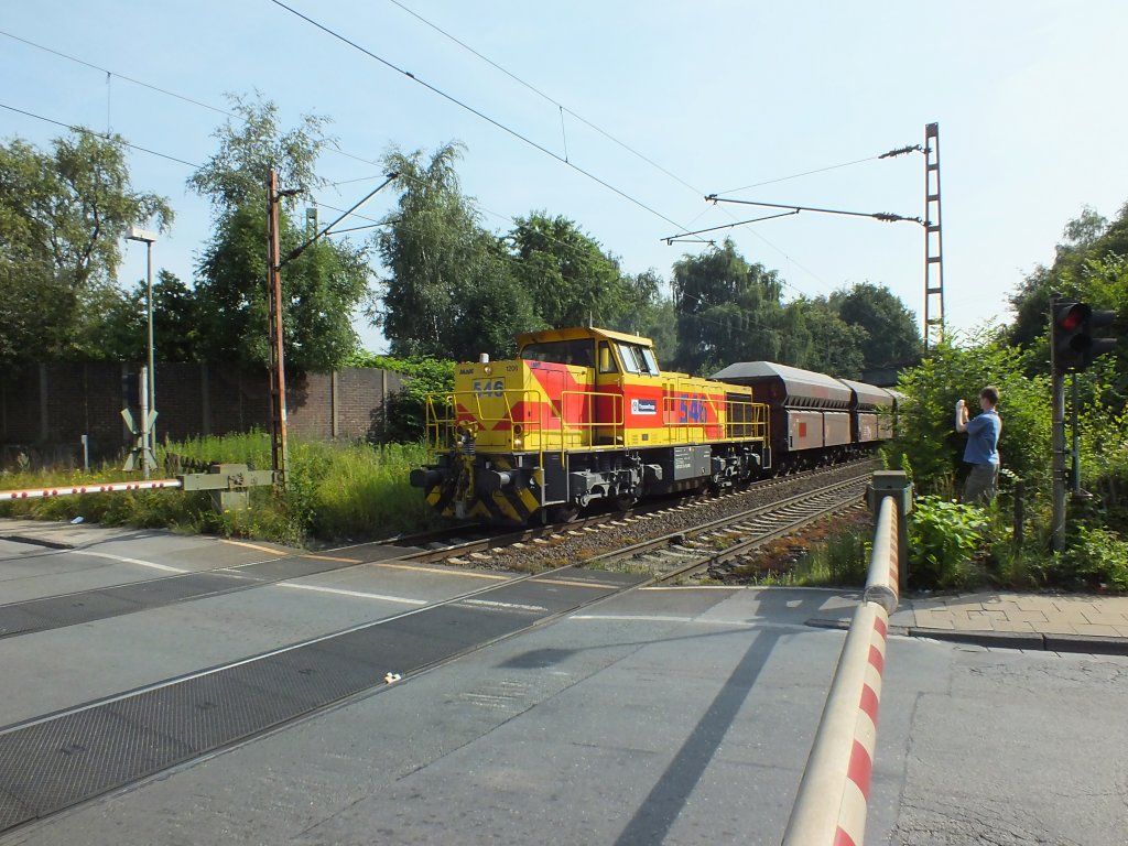Am 16.7.13 passierte die EH-Lok 546 (92 80 1275 113-9 D-EH)den Bahnbergang an der stlichen Einfahrt des Gterbahnhofes Bottrop-Sd.