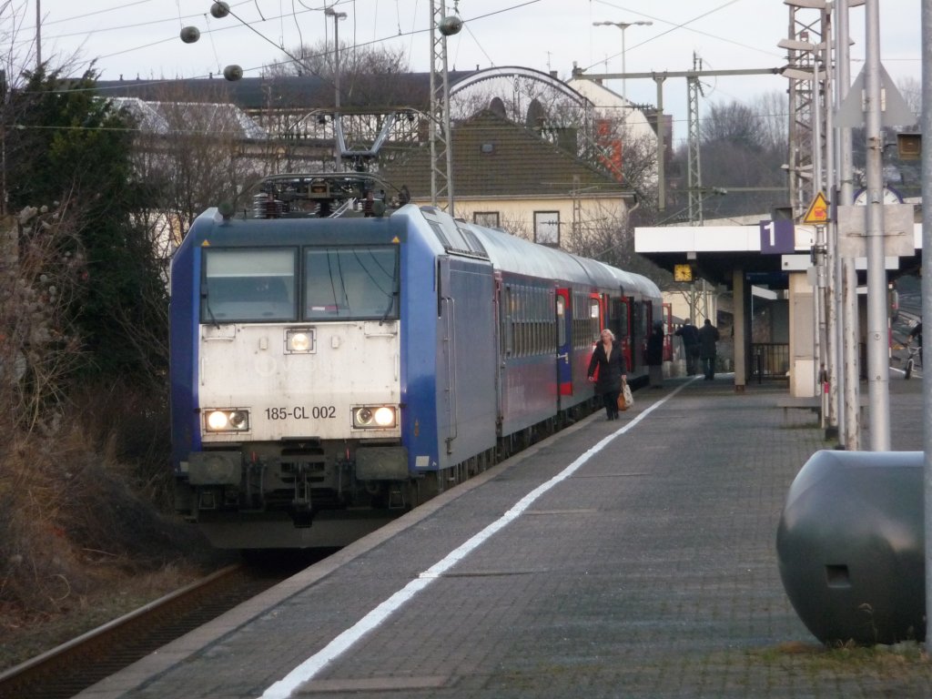Am 24.02.2010 ist 185 CL-002 (91 80 6185 502-2 D-CTD) mit ihrem RE13 in Wuppertal-Oberbarmen auf das selten genutzte Gleis 1 geleitet worden, um einen ICE passieren zu lassen.