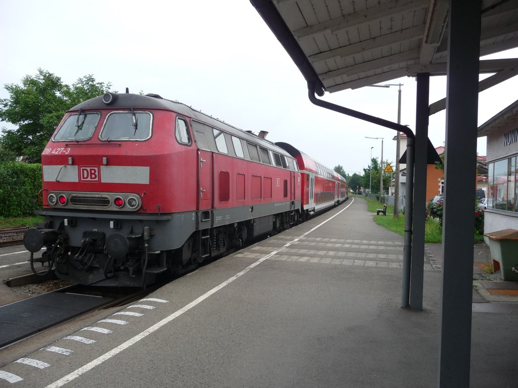 Am 26.07.2010 steht 218 427 mit einem IRE nach Lindau Hauptbahnhof im Bahnhof Nonnenhorn.