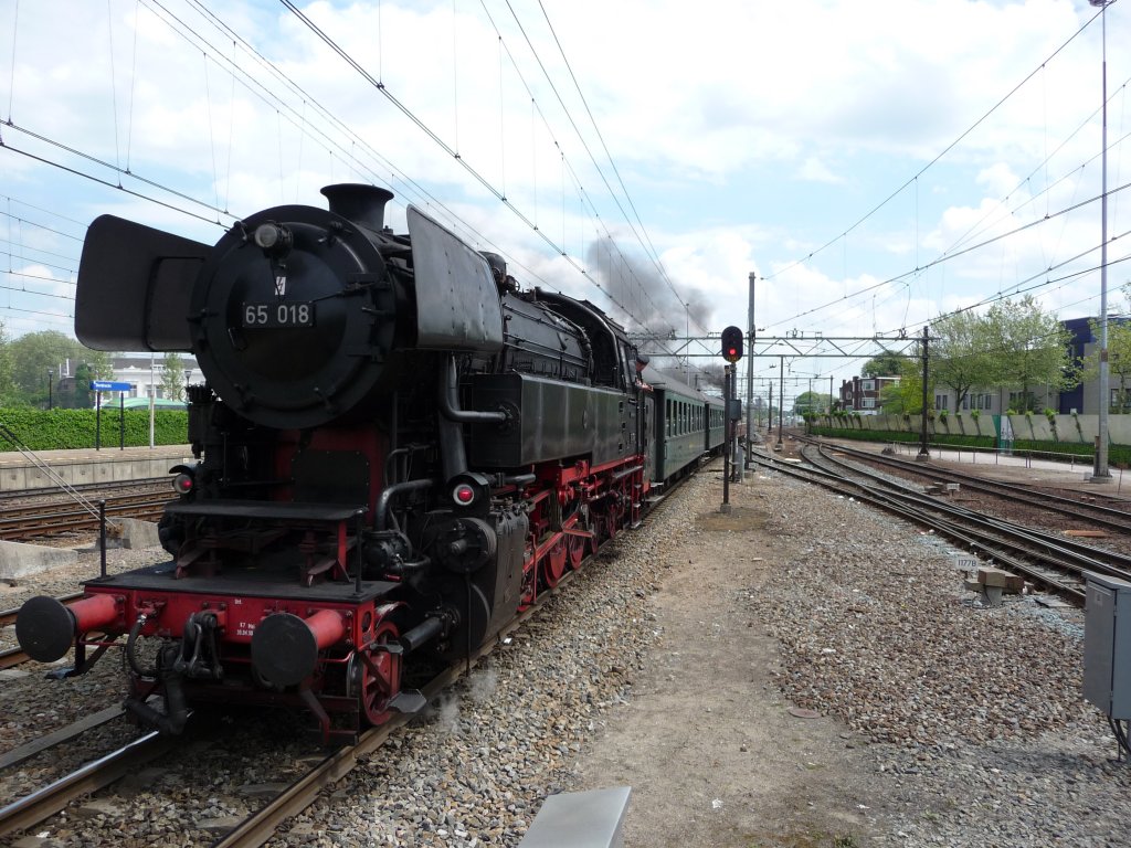Am Zugschluss des Sonderzuges zum Veranstaltungsgelnde von  Dordt in stoom  luft am 29.05.2010 65 018, die letzte erhaltene Lok der Baureihe 65 mit.