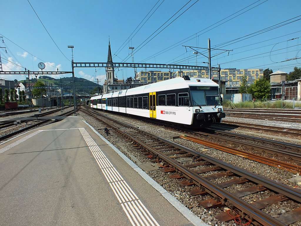 Aus der ersten Serie der Baureihe GTW 2/6 von Stadler stammt RABe 526.688 der Thurbo. Diese Zge wurden in den 1990er-Jahren fr die  Seelinie  Romanshorn-Schaffhausen beschafft. Heute sind sie, die als einzige Thurbo-GTW mit einer Schraubenkupplung ausgestattet sind, im gesamten nordostschweizer S-Bahn-Netz anzutreffen, hier am 23.7.13 in St.Gallen.
S5 -> Weinfelden