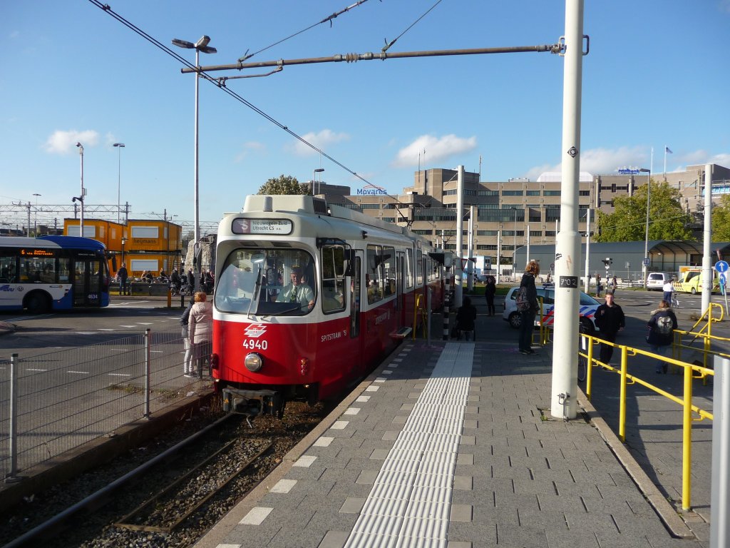 Bei der Utrechter Straenbahn fahren von den Wiener Linien gebraucht gekaufte Triebwagen als Spitstram (Schnelllinie). Hier Wagen 4940 am Bahnhof. 26.10.2011