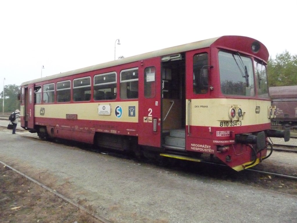 Brotbchse 810 334 war am 31.10.2011 eingeteilt als ESKO (S-Bahn) den Prager Semmering von Praha-Smichov Na Knzeci nach Hostivice bei Prag zu befahren. Hier im provinziell anmutenden Endbahnhof.