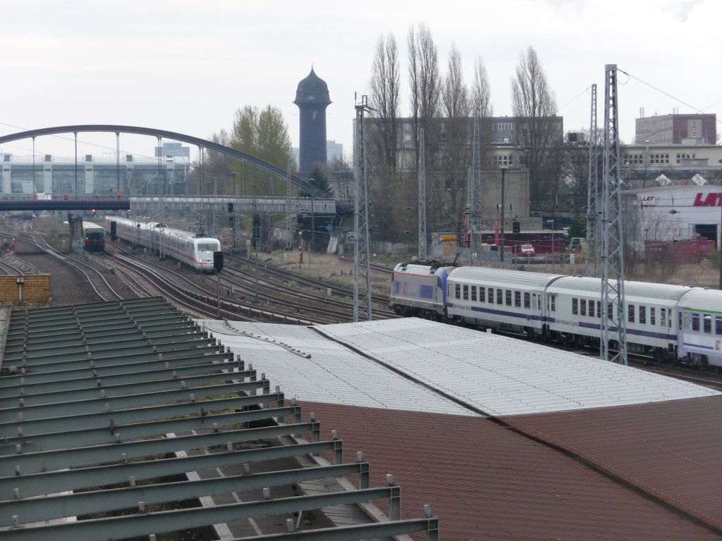 Buntes Allerlei an der Warschauer Strae: Ein polnischer Husarz mit einem Berlin-Warszawa-Express, ein 401er und im Hintergrund ein 481er. 10.04.2012
