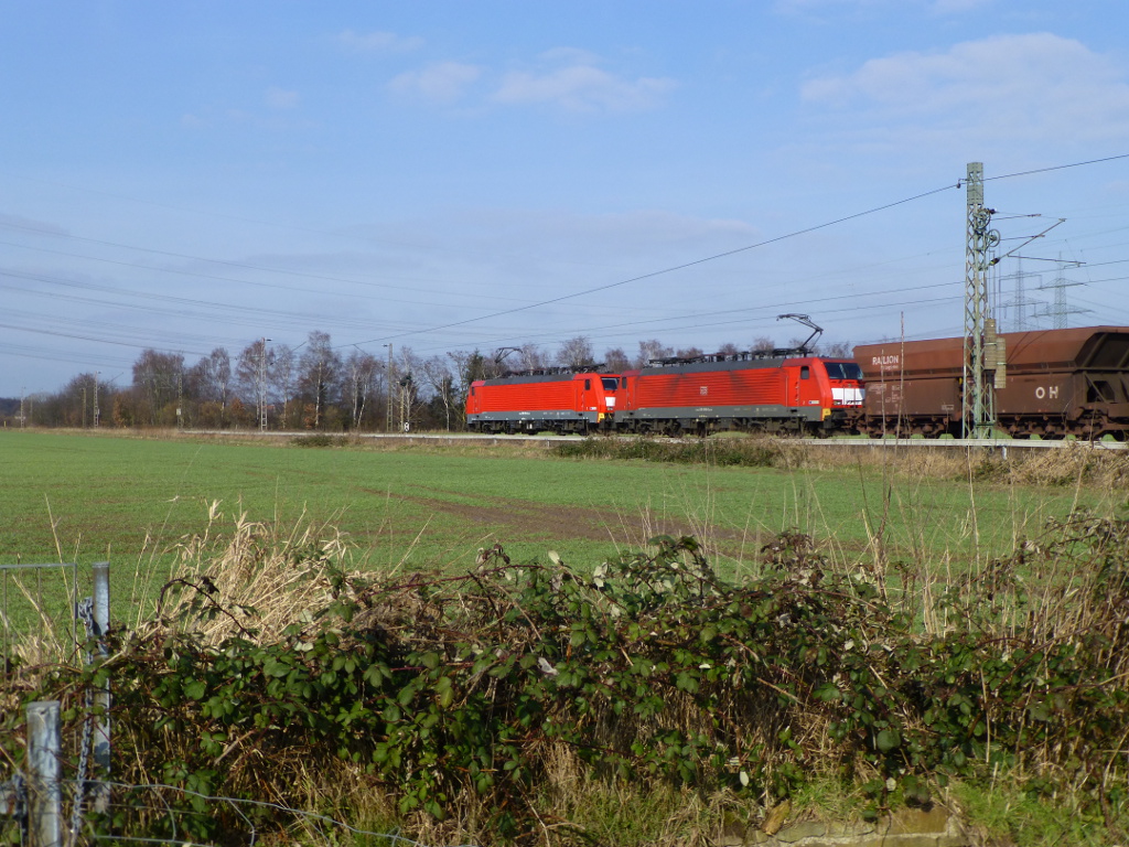 DB 189 035 und 189 046 mit einem Ganzzug in Langenfeld Richrath (18.2.2013).
