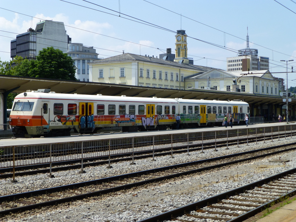 Die Baureihe 715-1 wiederum hnelt den deutschen 614ern. Hier steht ein Paar mit verschiedenen Lackierungsvarianten am 3.7.13 in Ljubljana.