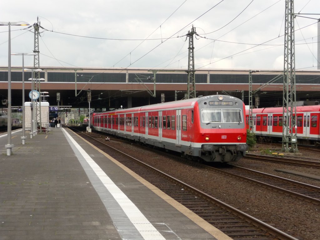 Diese x-Wagen Garnitur verlsst am 03.05.2012 Dsseldorf Hauptbahnhof.
S6 -> Kln-Nippes