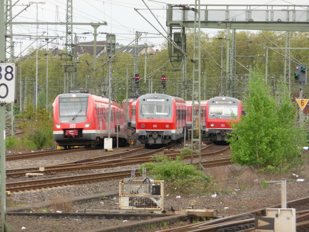 Ein 422er und zwei abgestellte x-Wagen-Garnituren am 03.05.2012 im Vorferld des Dsseldorfer Hauptbahnhofes. Interessanterweise ist die mittlere Garnitur mit  S7 Solingen  beschildert. Diese Linie gab es zum Aufnahmezeitpunkt aber far nicht.
422: S8 -> Wuppertal-Oberbarmen