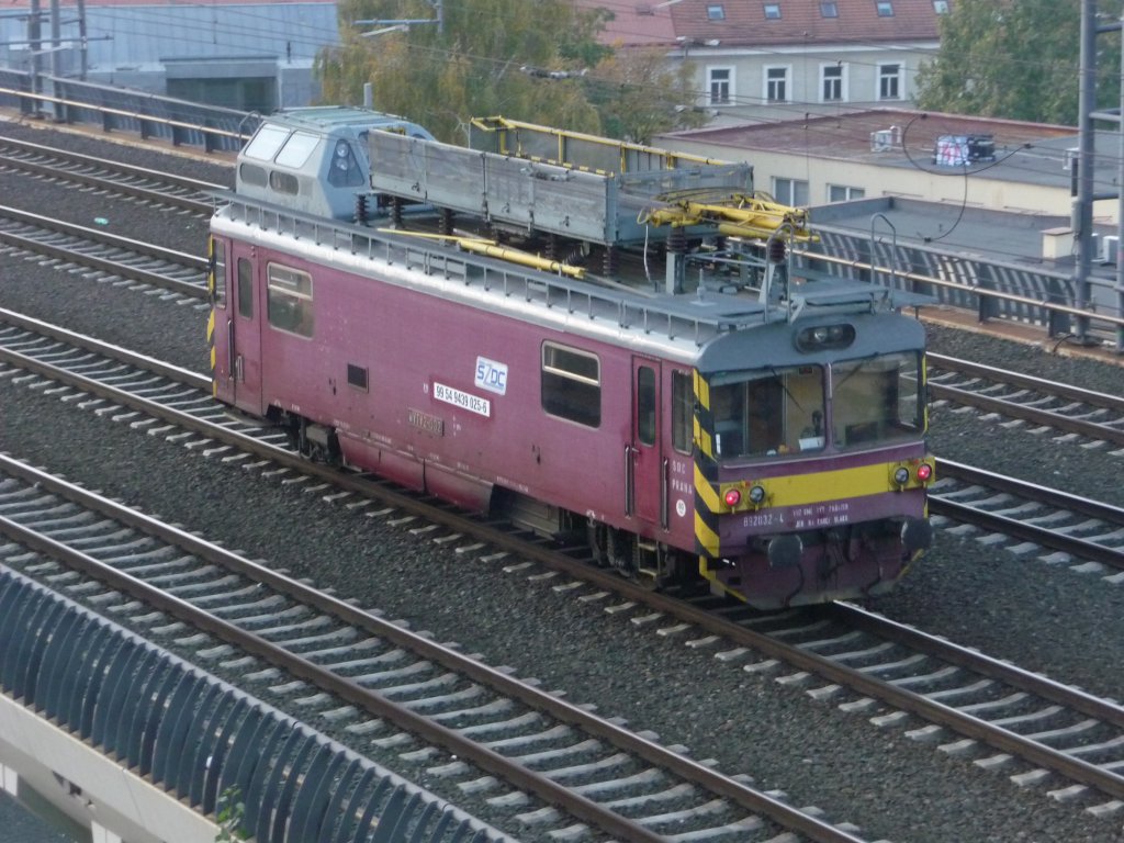 Ein Bahnhdienstfahrzeug mit der Registernummer 99 54 9439 025-6 CZ-SZDC am 30.10.2011 in Prag.