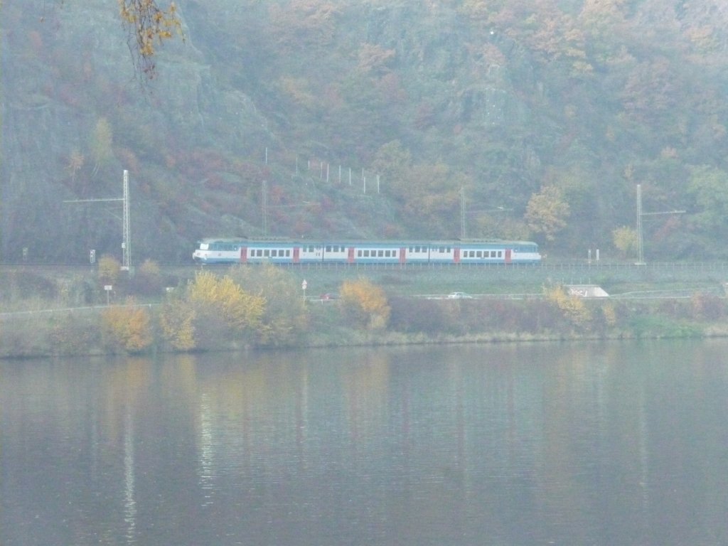 Ein Triebwagen der Baureihe 451 im Moldautal bei Prag. 01.11.2011
