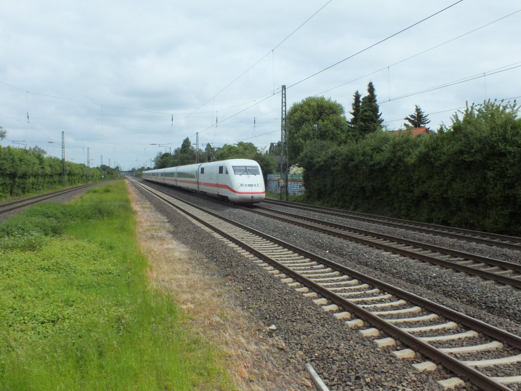 Ein unerkannt gebliebener ICE2 ist am 3.6.13 in Richtung Dsseldorf unterwegs. Bahnhof Angermund.