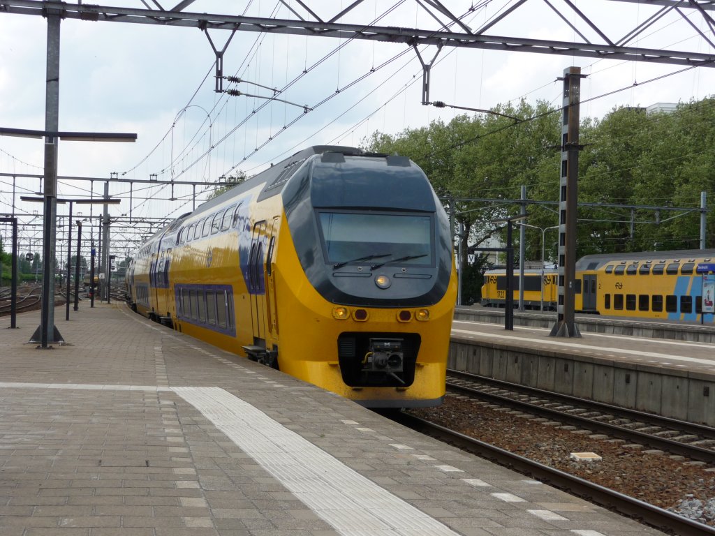 Ein VIRM-Triebwagen fhrt am 29.05.2010 in den Bahnhof Dordrecht ein.