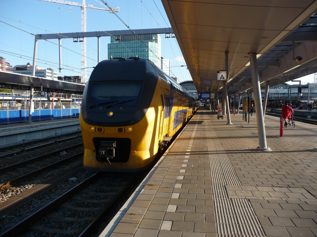 Ein VIRM-Triebwagen fhrt aus dem Bahnhof Utrecht aus. 26.10.2011