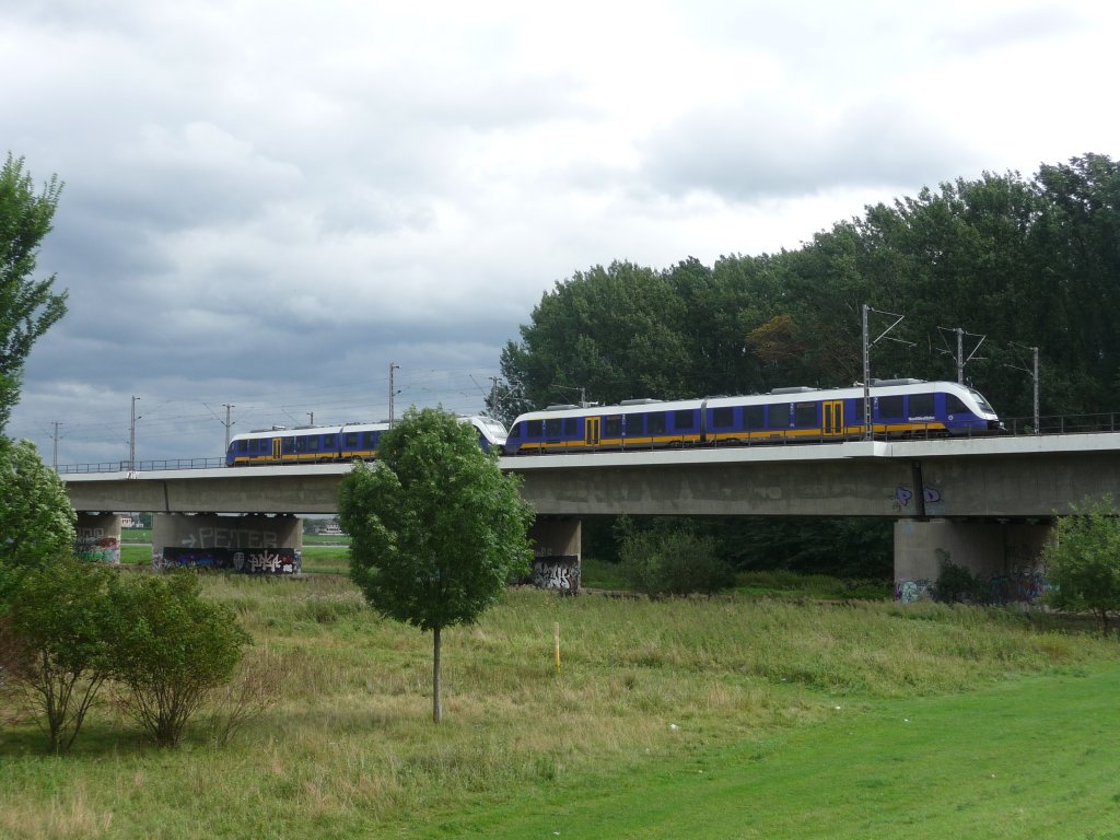 Eine Doppeltraktion NWB-Lints auf der Hammer Rheinbrcke. 23.08.2010
Linie RE10 -> Dsseldorf Hauptbahnhof