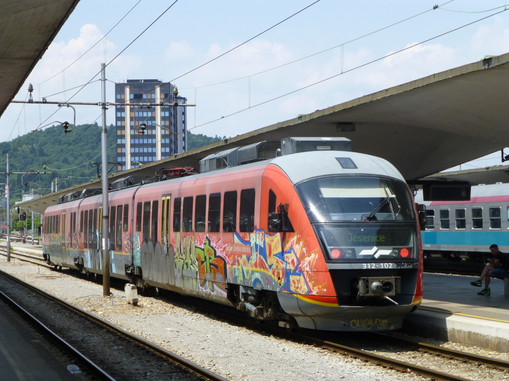 Eine dreiteilige E-Desiro-Garnitur (SŽ 312-102) steht am 3.7.2013 am Hauptbahnhof von Ljubljana nach Jesenice bereit.