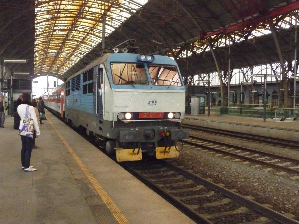 Eine Lok der Baureihe 151, bei der die Ordnungsnummer auf dem Nummernschild vllig unleserlich ist, steht hier im Prager Hauptbahnhof. 31.10.2011