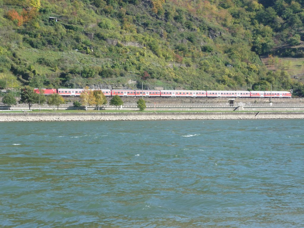 Eine Regionalbahn  mit einer Lok der Baureihe 143 an der Spitze befhrt die rechte Rheinstrecke. 11.10.2010