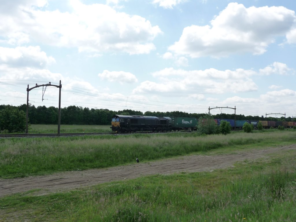 Eine unbekannte class66 ist am 02.06.2012 bei Dordrecht-Zuid unterwegs.
