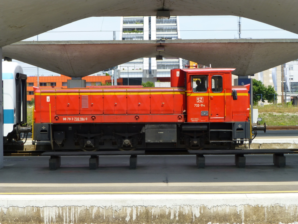 Eines der wenigen in Slowenien im Einsatz verbliebenden Exemplare der von Đuro Đaković gebauten Serie 732 rangiert am 3.7.13 in Ljubljana Reisezugwagen.