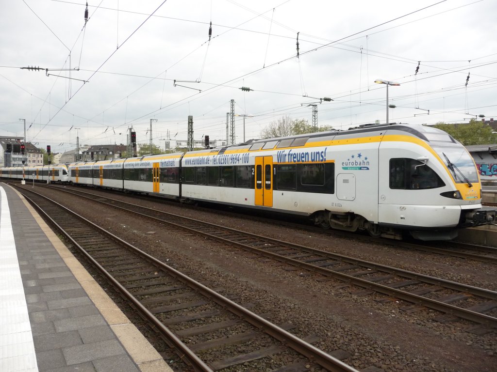 ET6.02 und ein weiterer FLIRT der eurobahn fahren in den Dsseldorfer Hauptbahnhof ein. 03.05.2012
RE13 -> Hamm