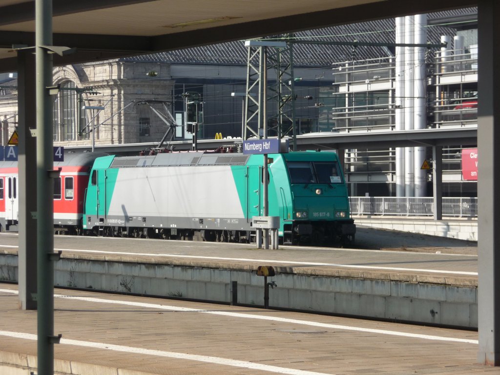 Im Oktober 2011 fuhren aufgrund nicht zugelassener Talent II-Triebwagen auf der Linie S4 der Nrnberger S-Bahn n-Wagen-Garnituren, die mit Angel-Trains-185ern bespannt wurden. Hier 185 617 (91 80 6185 617-8 D-RBSAF) im Nrnberger Hauptbahnhof, 29.10.2011.
S4 -> Ansbach