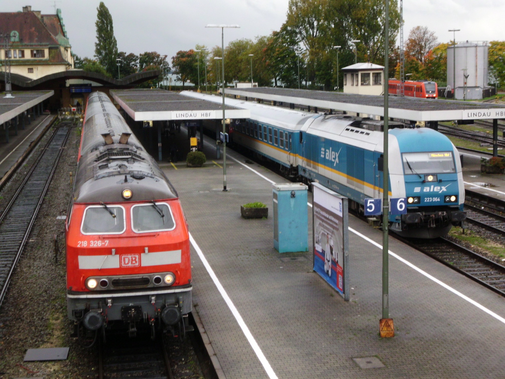 In Lindau begegnen sich am 12.10.2012 ein ALEX mit 223 064 und ein Zug der DB mit 218 326.