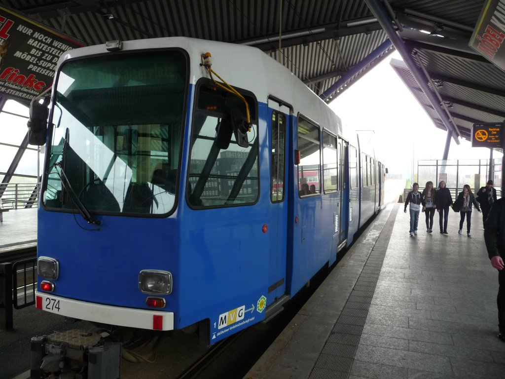 MVG-Triebwagen 274 steht am 09.04.2010 an der Haltestelle Neue Mitte in Oberhausen. Linie 112 -> MH-Kaiserplatz