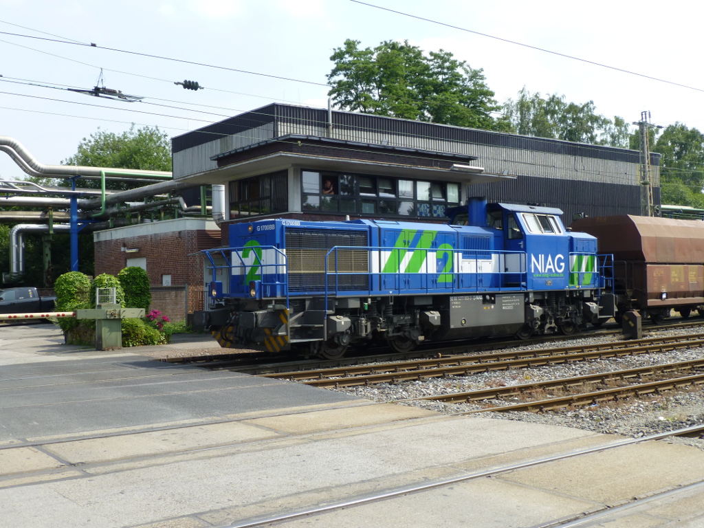 NIAG-Lok Nr. 2 (92 80 1277 803-3) zieht am 16. Juli 2013 einen Kohlezug fr das Kraftwerk in Scholven ber den Bahnhbergang am RBH-Betriebswerk in Gladbeck.