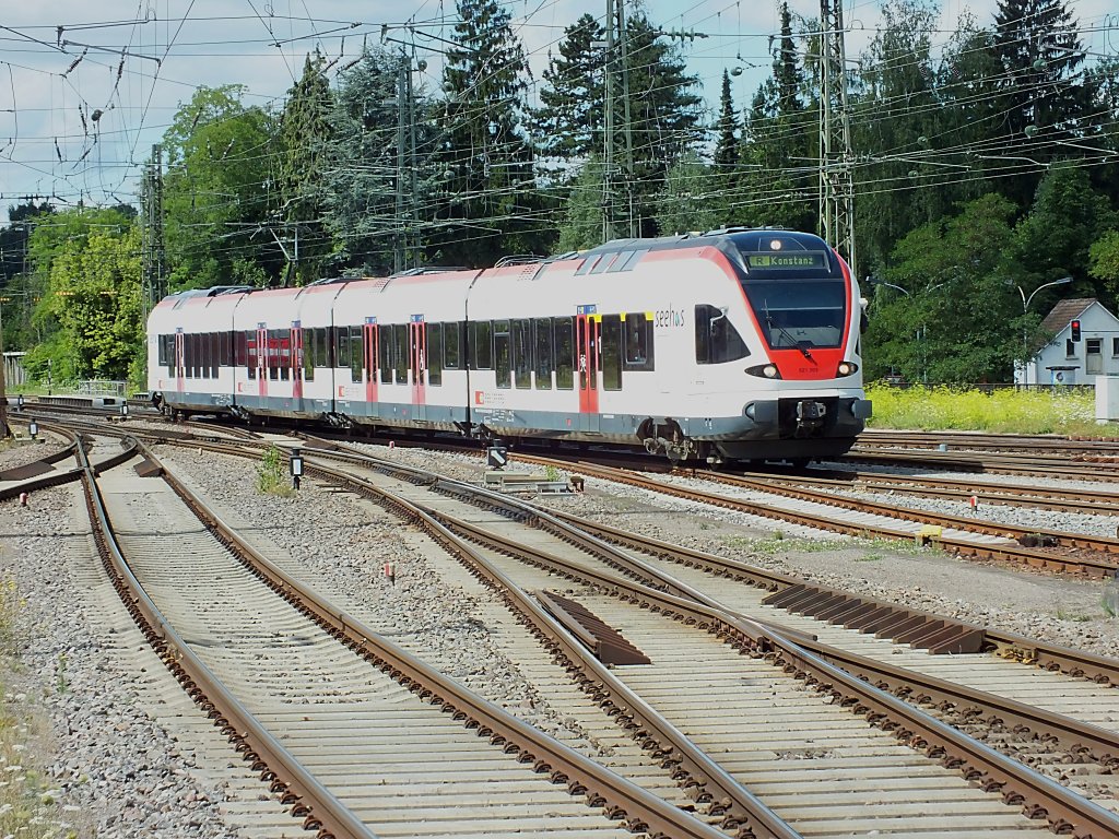 RABe 521 203 fhrt am 31.7.13 als Seehas nach Konstanz in den Bahnhof Singen (Hohentwiel) ein.