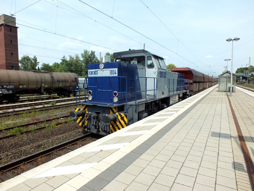 RBH-Lok 804 (98 80 0275 804-9 D-RBH)durchfhrt am 16.7.13 mit einem Kohlezug Gladbeck-West. Nach einer Kostprobe vom aufgewirbelten Kohlenstaub pldiert der Fotograf dafr, Kohle demnchst in geschlossenen Wagen zu transportieren.