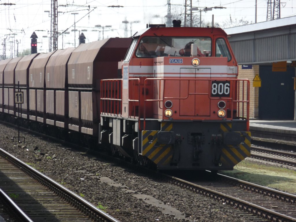 RBH-Lok 806 (98 80 0275 806-4 D-RBH) durchfhrt am 09.04.2010 den Oberhausener Hauptbahnhof.